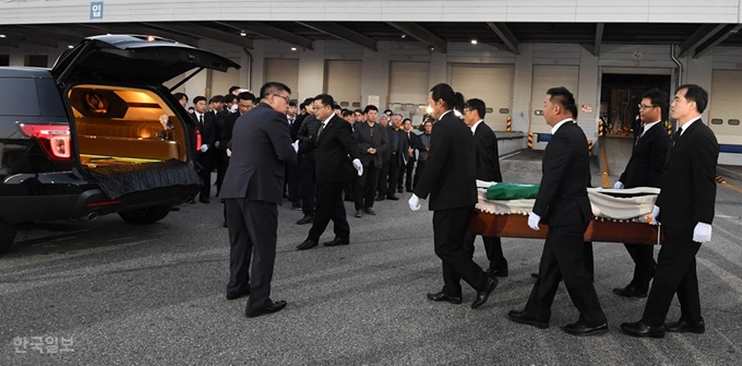 히말라야 등반 도중 불의의 사고로 숨진 한국원정대원 5명이 17일 새벽 인천공항 화물터미널에 도착, 김창호 대장이 운구차로 옮겨지고 있다. 서재훈 기자