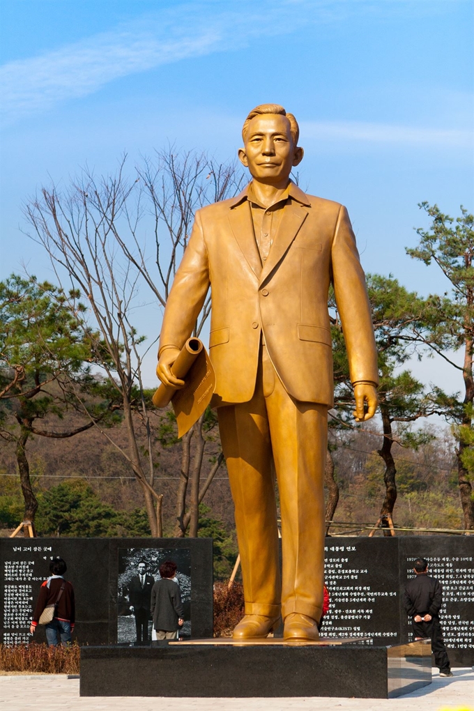 [저작권 한국일보]경북 구미시 상모동 박정희 전 대통령 동상.