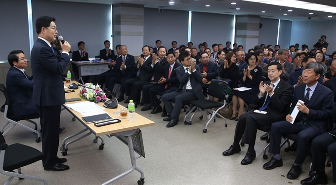 17일 아산시청을 방문한 양승조 충남지사가 주민들과 대화를 하고 있다. 충남도 제공