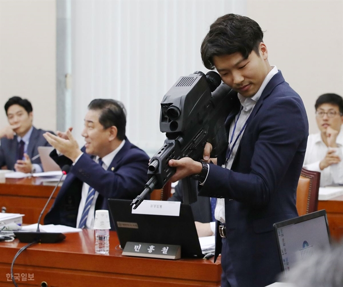 더불어민주당 김병기 의원이 15일 국회 국방위원회의 방위사업청, 국방과학연구소, 국방기술품질원 등에 대한 국정감사에서 K-11 복합소총의 사격통제장치 균열 발생 등의 결함을 지적하고 있다. 오대근기자