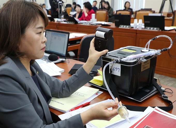 자유한국당 송희경 의원이 12일 국회 과학기술정보방송통신위원회 원자력안전위 등 5개 기관 국정감사에 참석해 라돈 측정기를 시연해 보이고 있다. 연합뉴스.