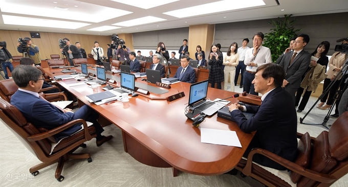 [저작권 한국일보] 18일 오전 서울 중구 세종대로 한국은행 금융통화위원회 회의실에서 '2018년 10월 통화정책방향' 관련 금통위가 열리고 있다. 배우한 기자