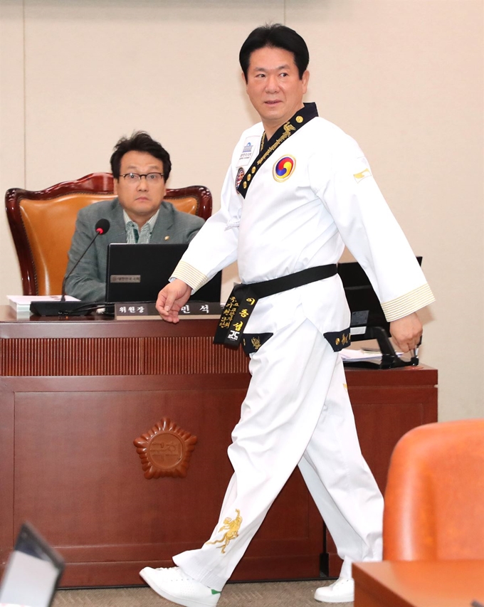 바른미래당 이동섭 의원이 18일 국회에서 열린 문화체육관광위원회의 한국콘텐츠진흥원 등 12개 기관에 대한 국정감사에 태권도복을 입고 참석해 도복을 소개하고 있다. 연합뉴스