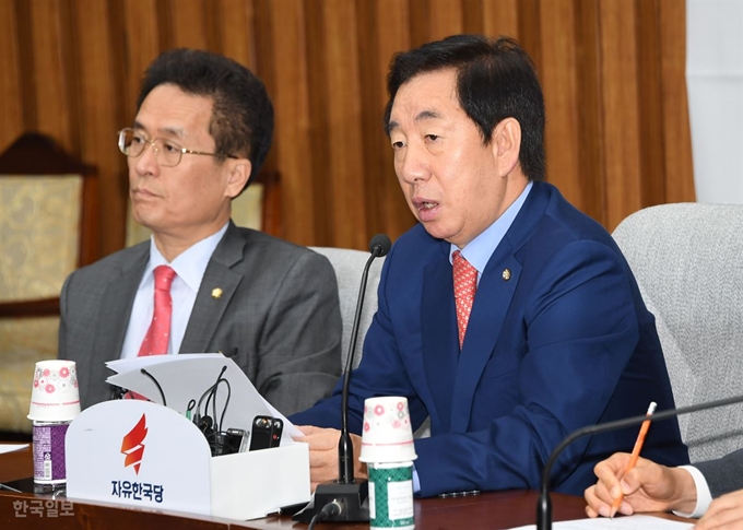 자유한국당 김성태 원내대표가 17일 국회에서 열린 국정감사대책회의에서 발언하고 있다. 오대근기자 inliner@hankookilbo.com