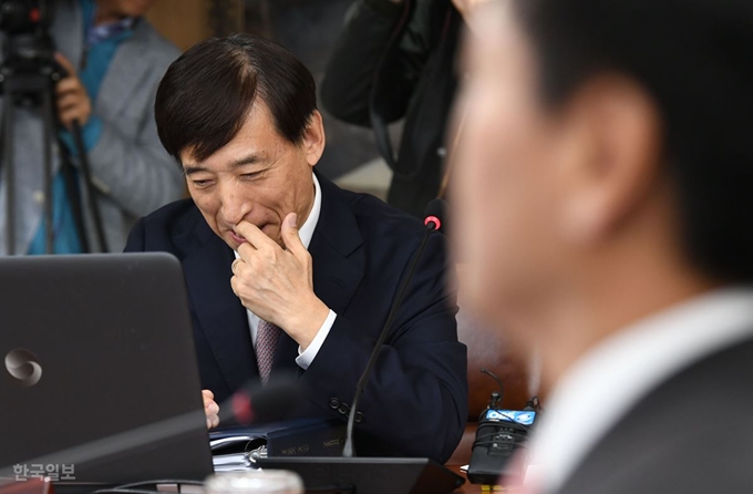 [저작권 한국일보] 이주열 한국은행 총재가 18일 오전 서울 중구 세종대로 한국은행 금융통화위원회 회의실에서 열린 '2018년 10월 통화정책방향' 관련 금통위에서 생각에 잠겨 있다. 배우한 기자 /2018-10-18(한국일보)