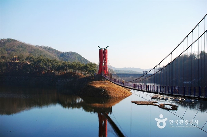 충남 천양 칠갑산 인근에 설치된 천장호 출렁다리에는 낙뢰로 인한 케이블 손상 위험이 높은데도 관련 보호시설이 설치되지 않았다고 18일 감사원이 밝혔다. 한국관광공사 웹사이트