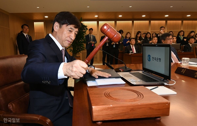 이주열 한국은행 총재가 18일 오전 서울 중구 한국은행 본부에서 열린 금융통화위원회 회의에서 의사봉을 두드려 개회를 알리고 있다. 배우한 기자