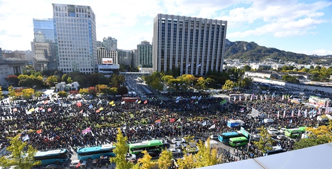 카카오가 도입한 카풀 서비스에 반발하는 전국 택시업계 종사자들이 18일 오후 서울 세종로 광화문 광장에서 택시 생존권 사수 결의대회를 진행하고 있다. 홍인기 기자