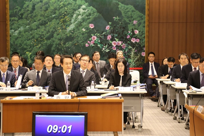 이수훈(맨 앞줄 가운데) 주일 한국대사가 18일 도쿄 주일 한국대사관에서 열린 국회 외교통일위원회 국정감사에서 의원들의 질의에 답변하고 있다. 주일 한국대사관 제공