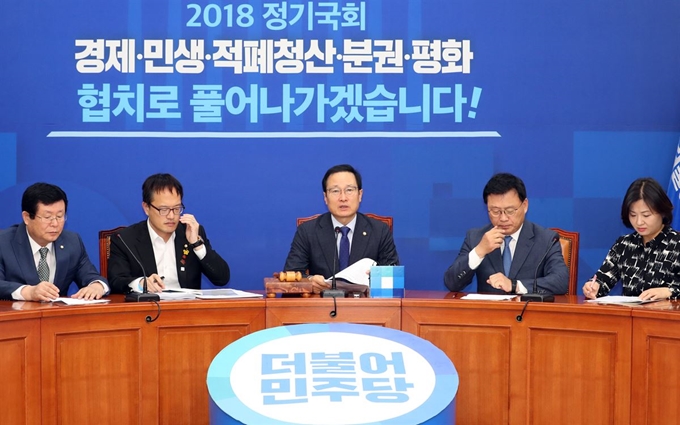 19일 오전 서울 여의도 국회에서 열린 민주당 최고위원회의에서 홍영표 원내대표가 모두발언을 하고 있다. 뉴시스