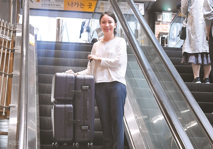 [저작권 한국일보]오아름 보그앤보야지 대표가 3단 사이즈로 변형 가능한 자사 여행가방을 끌고 서울 강남구 논현역 에스컬레이터를 내려오고 있다. 전 직장에서 해외영업을 담당했던 오 대표는 출장 때마다 가방 사이즈를 바꿔야 했던 불편한 경험을 사업 아이템으로 발전시켰다. 고영권 기자