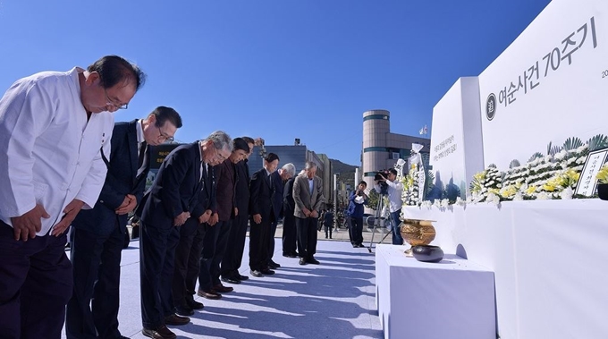 19일 오전 10시30분 전남 여수시 중앙동 이순신광장에서 열린 여순사건 70주기 희생자 합동추념식에 참석한 유가족과 정치권 인사, 각계각층 인사들이 묵념하고 있다. 여수시 제공