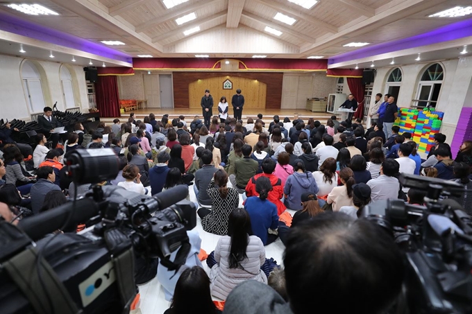 교비를 숙박업소, 성인용품점에서 쓰거나 아파트 관리비와 노래방비용 등으로 내는 등 약 7억원을 부당하게 사용한 것으로 조사된 동탄 환희유치원의 전 원장과 운영에 참여한 두 아들이 17일 오후 경기도 화성시 동탄 환희유치원 강당에서 학부모들 앞에서 사과하고 있다. 연합뉴스