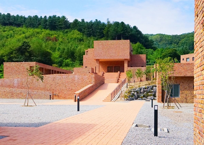 인도 기원정사 유적지의 모습을 본 따 만든 강원 춘천 제따와나 선원. 제따와나 선원 제공