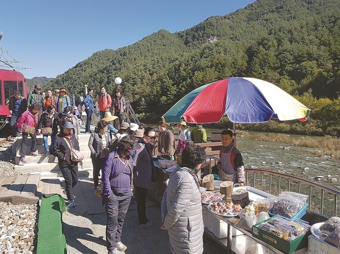 11일 오전 10시30분, 양원역에 도착한 백두대간협곡열차(V-train)에서 내린 관광객들이 역 주변의 장터를 구경하고 있다. 양원역에는 기차 도착시간에 맞춰 마을 주민들이 떡과 전병 등 기차여행의 필수품, 주전부리를 파는 장이 열린다. 오세훈 기자