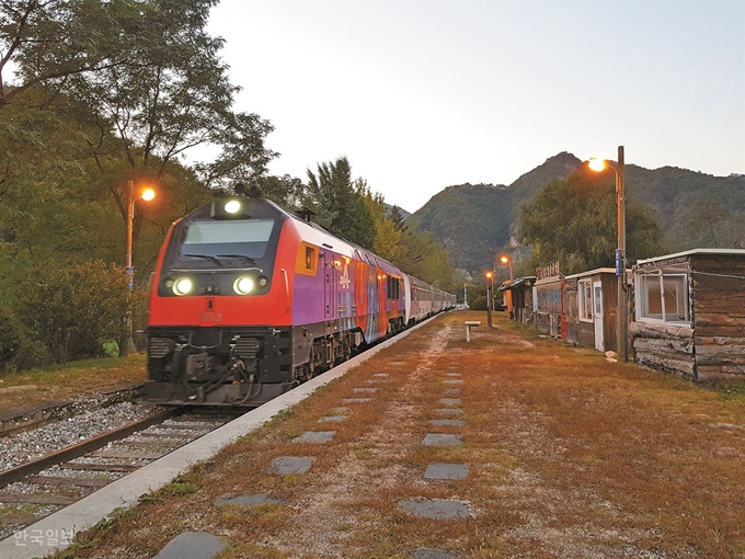 청량리로 향하는 정선아리랑열차(A-train)가 12일 오후 6시쯤 선평역으로 들어오고 있다. 선평역에는 2015년부터 주민들이 관광객을 대상으로 장터를 열었지만, 관광객이 줄어들면서 모든 가게가 문을 닫았다. 승객 하나 없는 선평역에는 고요함만 가득하다. 오세훈 기자