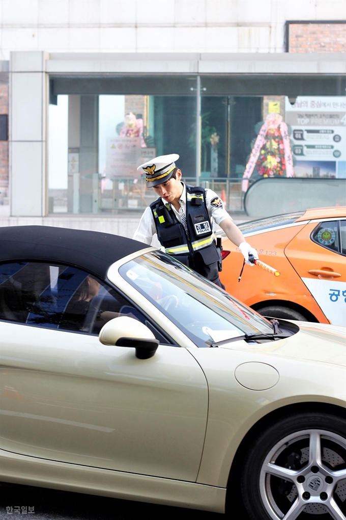 [저작권 한국일보] 경찰이 통행차량을 멈춰 세우고 음주측정을 실시하고 있다. 자료사진