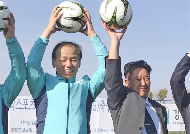 지난해 12월 19일 중국 쿤밍에서 열린 제3회 아리스포츠컵 국제유소년(U-15) 축구대회 개막식에 참석한 최문순 강원지사(왼쪽)와 북한 선수단 문웅 단장. 강원도 제공