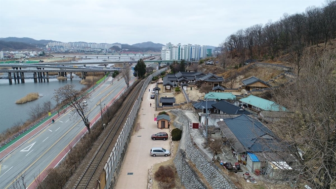 안동 임청각 현재 모습. 왼쪽 편으로 철길이 나 가옥 원형이 훼손됐다. 경북도 제공