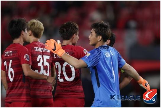 경기가 가시마 역전승으로 끝난 뒤 동료들을 격려하는 권순태. 프로축구연맹 제공