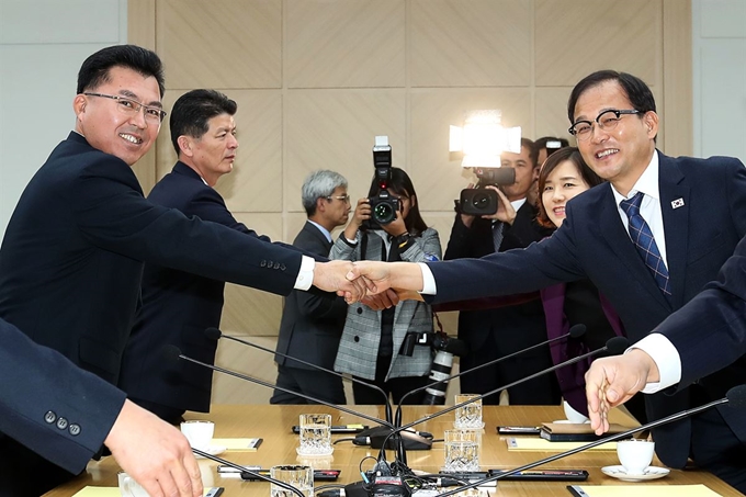 22일 개성공단 내 남북공동연락사무소에서 열린 남북 산림협력 분과회담에서 남측 수석대표 박종호(오른쪽 맨앞) 산림청 차장과 북측 단장 김성준(왼쪽 맨앞) 국토환경보호성 산림총국 부총국장을 단장이 악수하고 있다. 개성=사진공동취재단