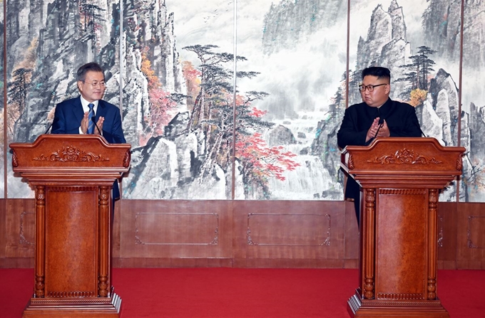 문재인 대통령과 김정은 국무위원장이 지난달 19일 백화원 영빈관에서 정상회담과 평양공동선언 서명을 한 뒤 가진 기자회견에서 함께 박수를 치고 있다. 평양사진공동취재단