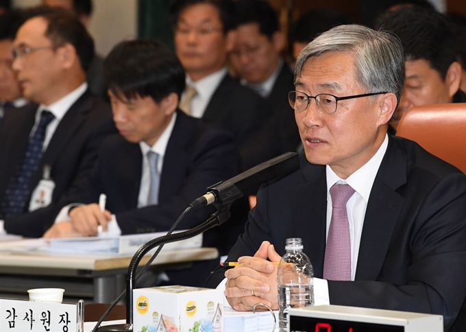 [저작권 한국일보] 최재형 감사원장이 22일 서울 종로구 감사원에서 열린 국회 법제사법위원회의 감사원에 대한 국정감사에서 의원들의 질의에 답변하고 있다. 배우한 기자