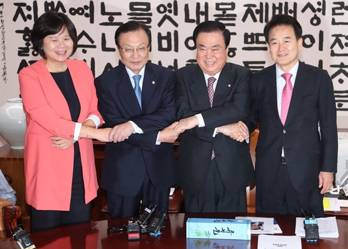 문희상 국회의장이 지난달 21일 제3차 남북정상회담 일정에 참여했던 당 대표들과 회동하고 있다. 왼쪽부터 이정미 정의당, 이해찬 더불어민주당 대표, 문희상 의장, 정동영 민주평화당 대표. 연합뉴스