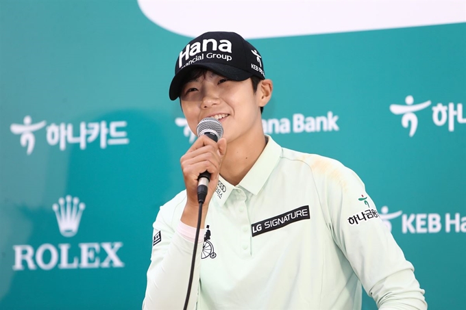 박성현이 12일 인천 스카이72 골프 앤 리조트 오션코스에서 열린 '2018 LPGA KEB하나은행 챔피언십' 2라운드 경기를 마친 후 인터뷰하고 있다. LPGA 하나은행챔피언십 대회본부 제공