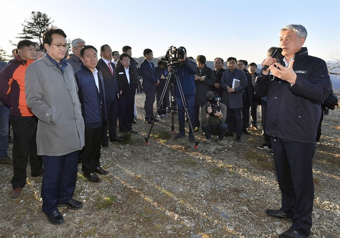 국회 문화체육관광위원회가 19일 평창올림픽 알파인 경기가 열렸던 강원 정선군 중봉 가리왕산을 찾아 최승준 정선군수(오른쪽)로부터 보고를 받고 있다. 연합뉴스