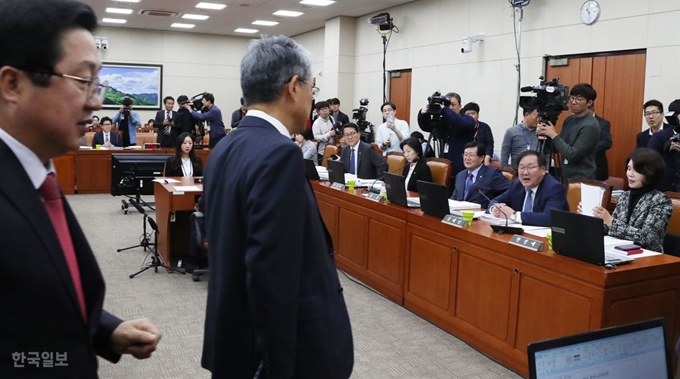 바른미래당 김동철, 자유한국당 이장우 의원이 정회를 이유로 회의장을 나서자 더불어민주당 김태년 의원등이 항의하고 있다. 오대근기자