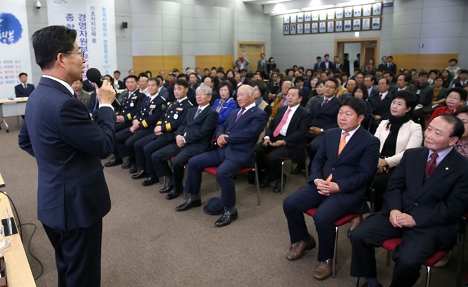 23일 천안시를 방문한 양승조 지사가 '도민과의 대화' 시간에서 천안시 미래발전을 설명하고 있다.