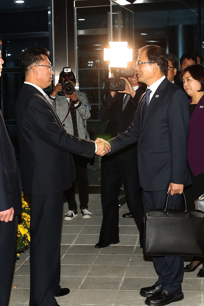 남북 산림협력 회담 북측 수석대표를 맡은 김성준 국토환경보호성 산림총국 부총국장(왼쪽)이 22일 오후 개성 남북공동연락사무소 앞에서 남측 수석대표인 박종호 산림처 차장(오른쪽)을 배웅하며 악수하고 있다. 사진공동취재단