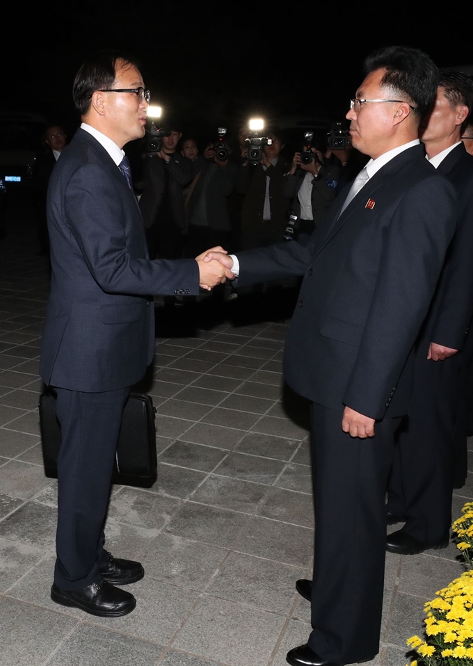 남북 산림협력 회담 북측 수석대표를 맡은 김성준 국토환경보호성 산림총국 부총국장(오른쪽)이 22일 오후 개성 남북공동연락사무소 앞에서 남측 수석대표인 박종호 산림처 차장(왼쪽)을 배웅하며 악수하고 있다. 사진공동취재단