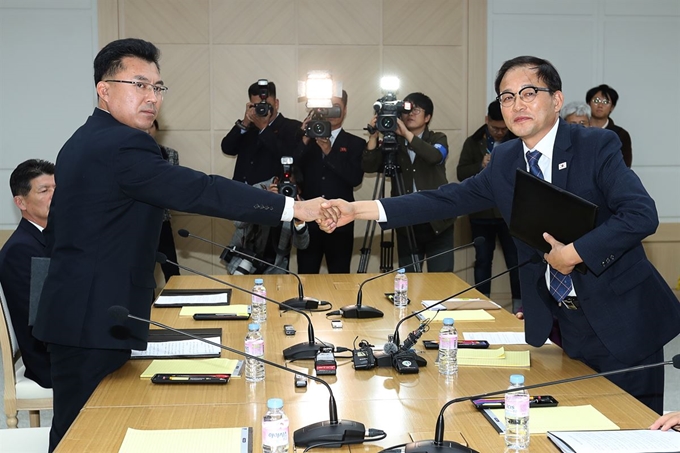 남북 산림협력 회담 남측 수석대표를 맡은 박종호 산림처 차장(오른쪽)과 북측 수석대표를 맡은 김성준 국토환경보호성 산림총국 부총국장이 22일 저녁 회담 종결회의에서 끝맺음 인사를 마친 뒤 악수하고 있다. 사진공동취재단