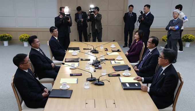 남북 산림협력회담 남측 수석대표 박종호 산림처 차장(왼쪽 두번째)과 북측 수석대표 김성준 국토환경보호성 산림총국 부총국장(오른쪽 두번째)이 22일 오전 개성 남북공동연락사무소에서 열린 회담에서 대화를 나누고 있다. 사진공동취재단