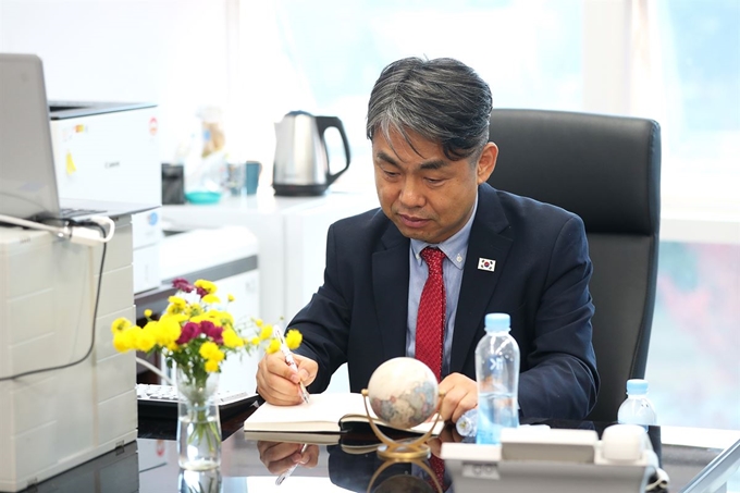 김창수 남북공동연락사무소 부소장이 22일 오전 개성 남북공동연락사무소 집무실에서 업무를 보고 있다. 사진공동취재단