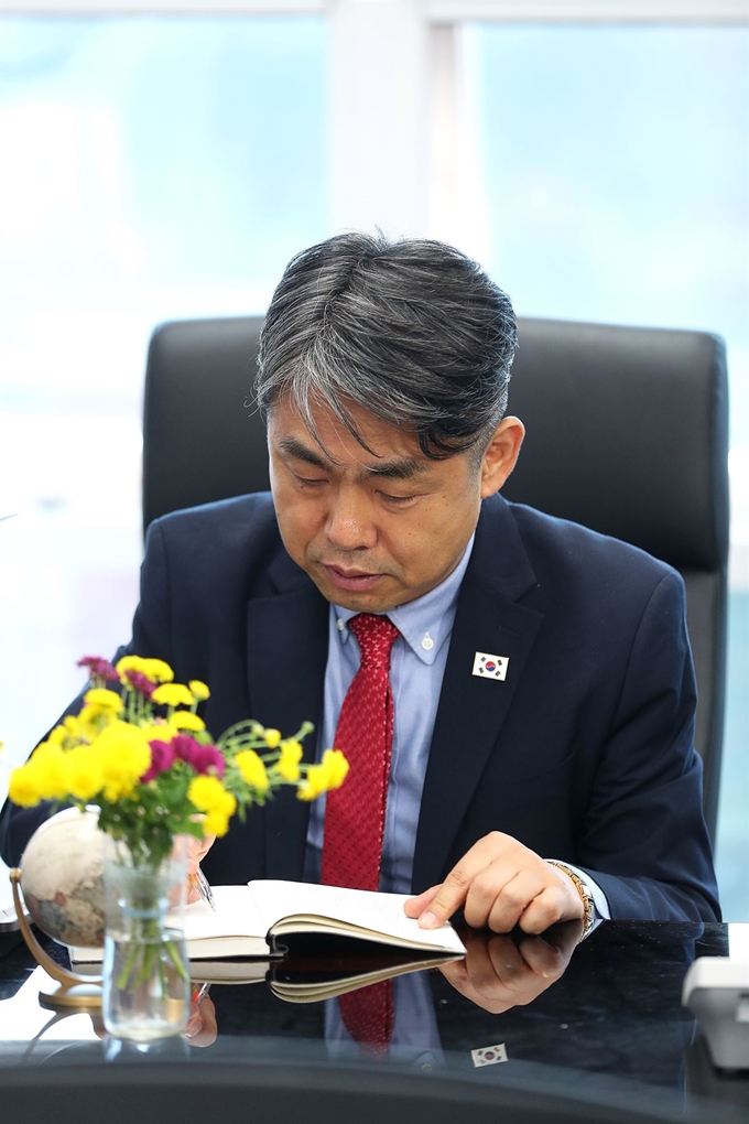 김창수 남북공동연락사무소 부소장이 22일 오전 개성 남북공동연락사무소 집무실에서 업무를 보고 있다. 사진공동취재단