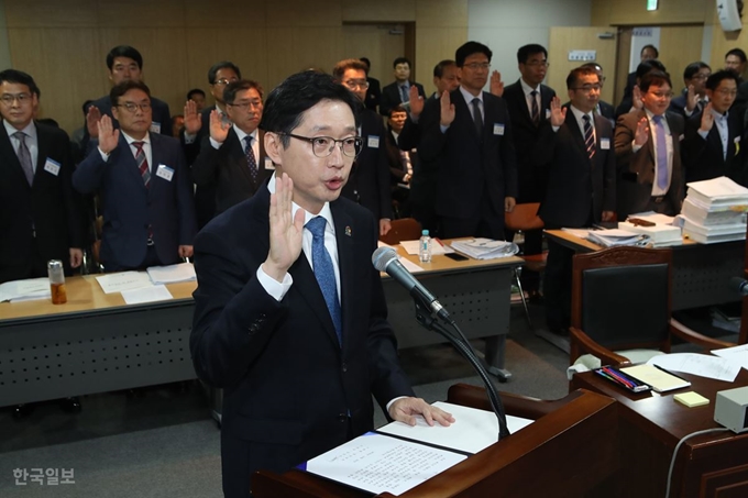 김경수 경남도지사가 23일 오전 경남 창원시 의창구 경남도청에서 열린 2018년 국회 행정안전위원회 국정감사에 앞서 선서를 하고 있다.