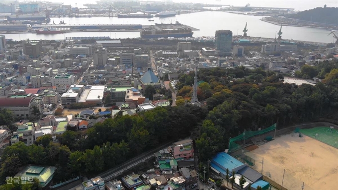 서프코드가 자리한 동인천 자유공원[저작권 한국일보]