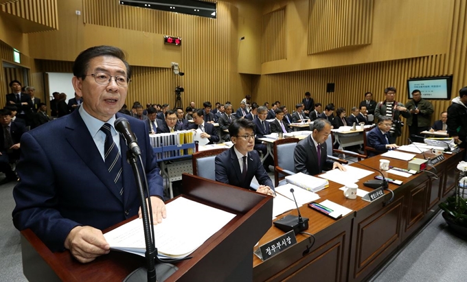 박원순 서울시장이 22일 서울시청에서 열린 국회 국토교통위원회의 서울시 국정감사에 출석해 업무보고를 하고 있다. 배우한 기자