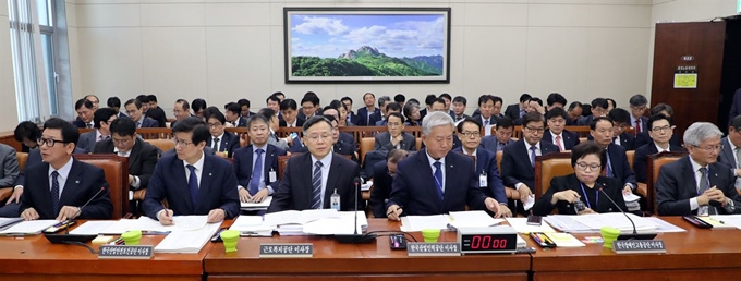 근로복지공단 심경우 이사장(왼쪽 세번째), 한국산업인력공단 김동만 이사장, 한국산업안전보건공단 박두용 이사장 등이 24일 국회에서 열린 환경노동위원회의 근로복지공단, 한국산업안전보건공단, 한국산업인력공단, 한국장애인고용공단, 학교법인 한국폴리텍, 한국기술교육대학에 대한 국정감사에서 개회를 기다리며 서류를 살피고 있다. 연합뉴스