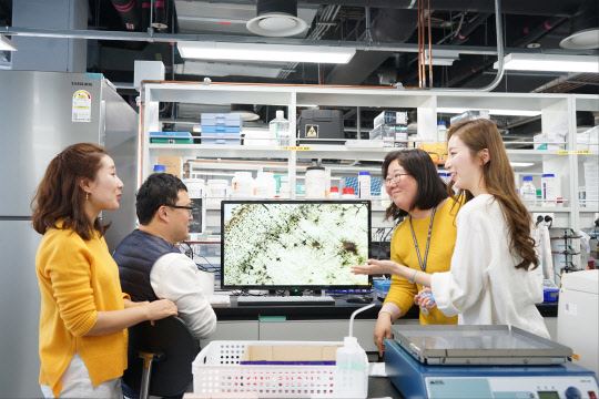 허향숙(맨 왼쪽) 한국뇌연구원 책임연구원을 포함한 연구진이 치매의 주요 원인인 뇌염증 억제 물질에 대해 이야기하고 있다. 한국뇌연구원 제공