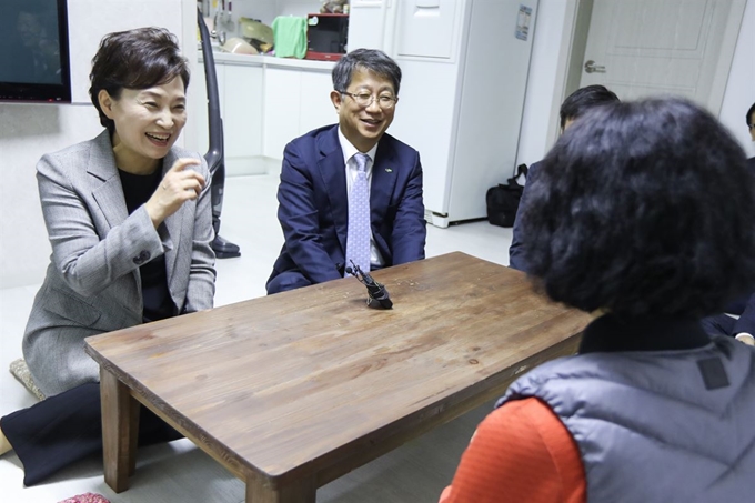 김현미 국토교통부 장관은 23일 서울 동대문구에 위치한 공공임대주택을 방문해 20년 동안의 쪽방살이에서 벗어나 공공임대주택으로 이전한 입주가구를 직접 만났다. 뉴스1