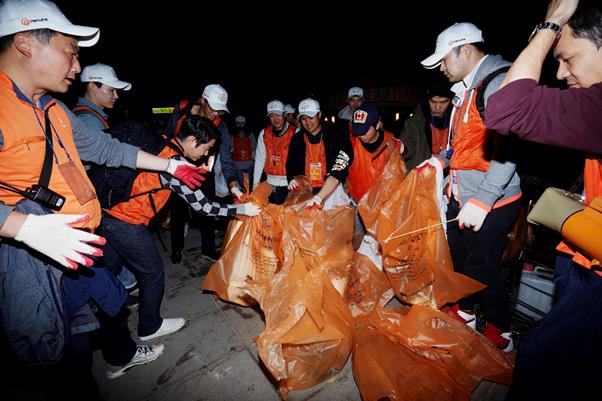 지난 6일 ‘한화와 함께하는 서울세계불꽃축제 2018’ 행사 후 한화 임직원 봉사단이 버려진 쓰레기를 치우는 클린캠페인을 펼치고 있다.