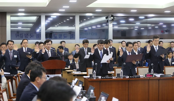 24일 한국철도공사와 한국철도시설공단, SR에 대한 국회 국토교통위 국정감사에 출석한 피감기관 관계자들이 선서를 하고 있다. 연합뉴스