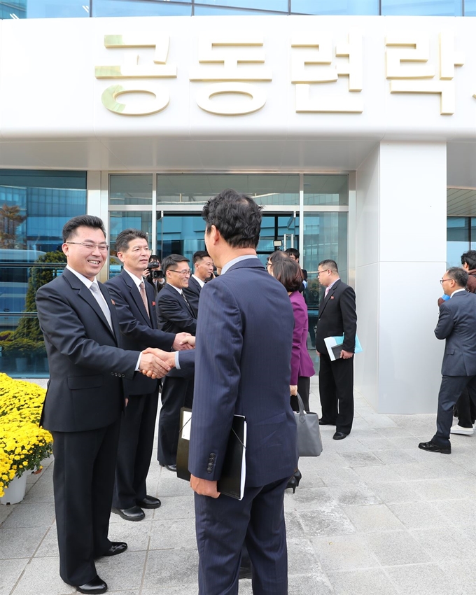 남북 산림협력 분과회담 북측 수석대표인 김성준(왼쪽 첫 번째) 북한 국토환경보호성 산림총국 부총국장이 22일 개성 남북공동연락사무소에서 남측 인사들을 맞이하며 악수하고 있다. 이번 회담은 지난달 14일 개소한 남북공동연락사무소에서 열린 첫 당국간 회담이다. 개성=사진공동취재단