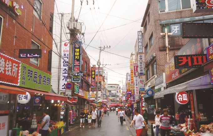 서울 구로 가리봉동이 재개발되면서 재한중국인들은 주거비가 비교적 저렴한 대림동으로 이동했다. 2000년대 초반 형성된 서울 영등포구 대림동 대림차이나타운에 거주하는 재한조선족만 2015년 기준 2만6,652명이다. 동아시아 제공