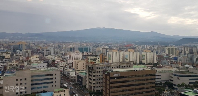 [저작권 한국일보]매달 1,000명 넘게 제주로 몰려들던 이주민 수가 최근 들어 크게 줄어드는 등 이주열풍이 식어가고 있다. 사진은 제주시 도심 전경. 김영헌 기자.