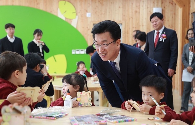 25일 보문산 목재문화체험장 개장식에 참석한 허태정 대전시장이 참석한 어린이들과 대화를 나누고 있다. 대전시 제공